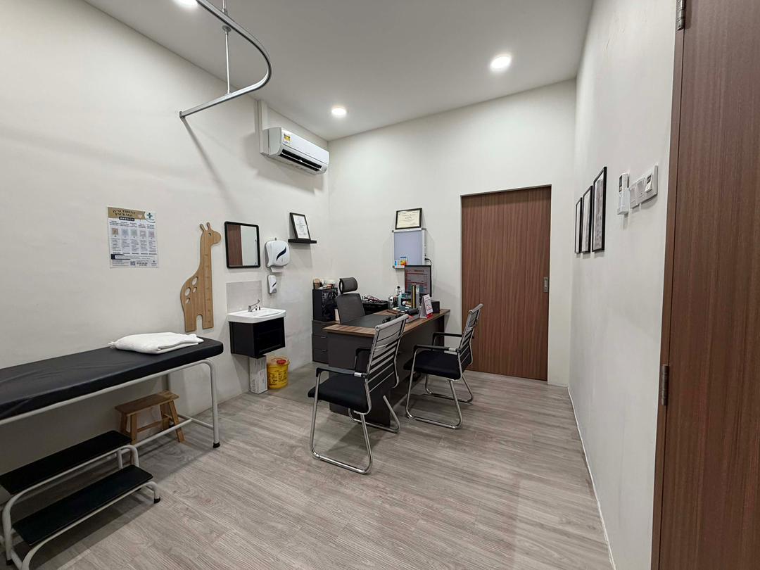 Consultation room at Klinik Tong & Surgeri