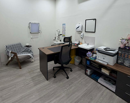 Consultation room with medical equipment at Klinik Tong & Surgeri