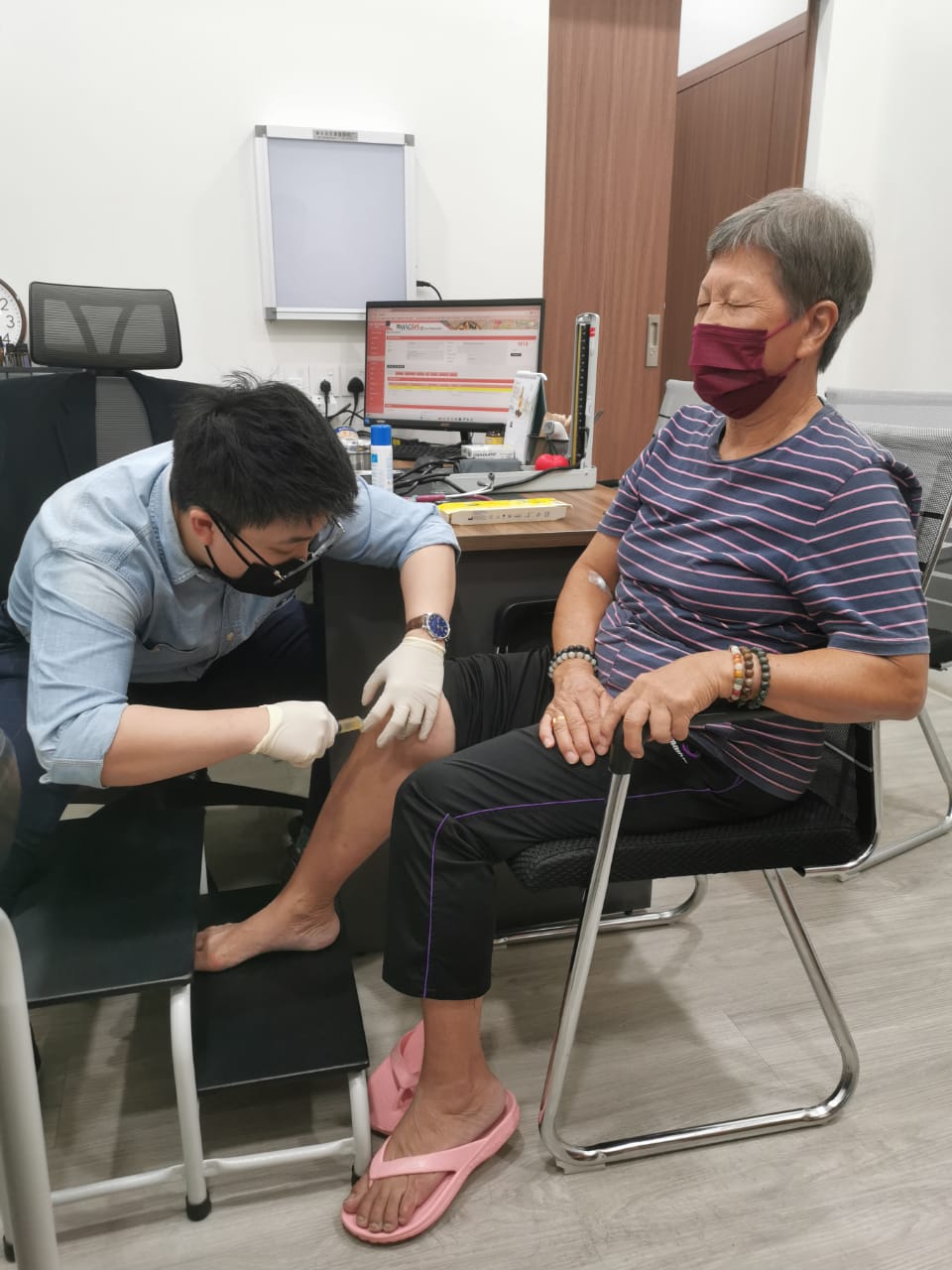PRP joint injection treatment for knee pain at Klinik Tong & Surgeri