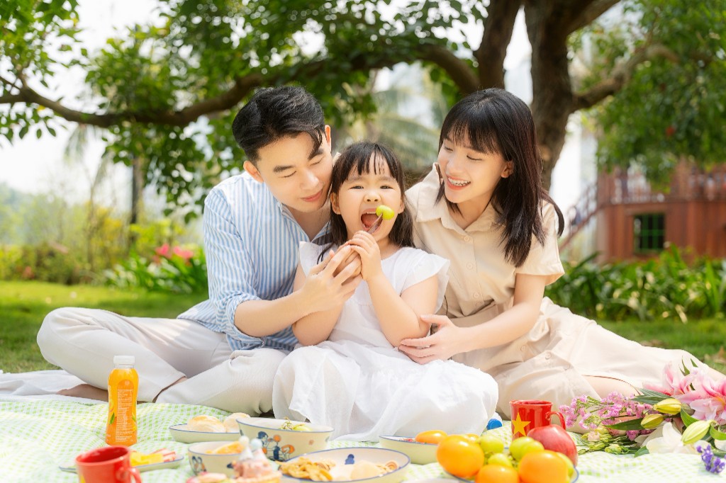 一家人在户外野餐，享受健康生活